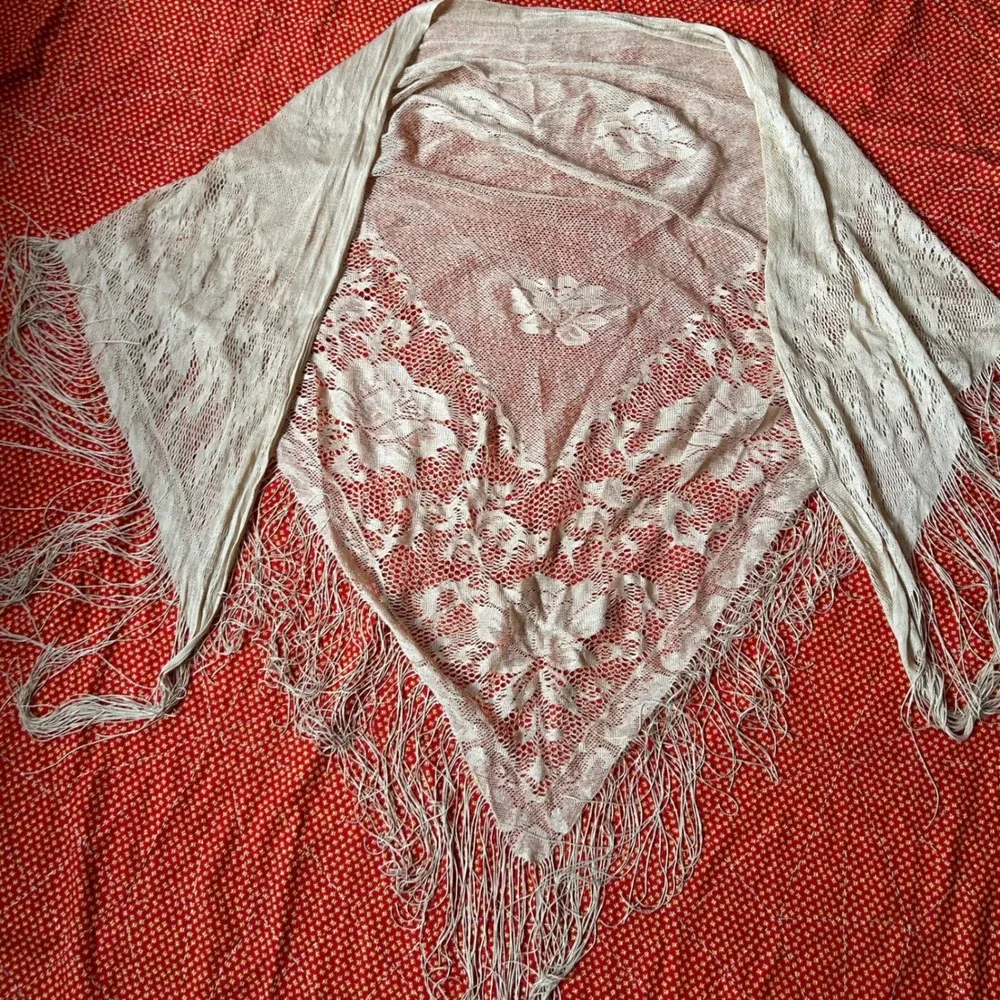 Vintage 70s Cream Floral Lace Triangle Shawl Fringe Wrap Scarf Coquette Twee